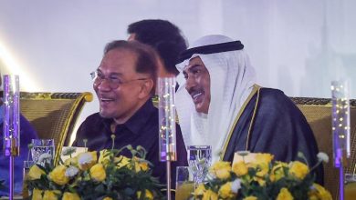 سمو ولي العهد مع رئيس وزراء ماليزيا خلال حفل العشاء