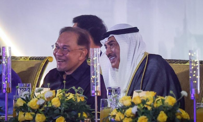 سمو ولي العهد مع رئيس وزراء ماليزيا خلال حفل العشاء - جريدة الوفاق الالكترونية سمو ولي العهد مع رئيس وزراء ماليزيا خلال حفل العشاء