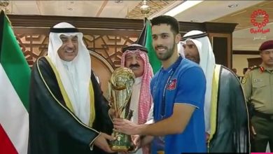 سمو ولي العهد يسلم كأس بطولة سموه الى نادي الكويت