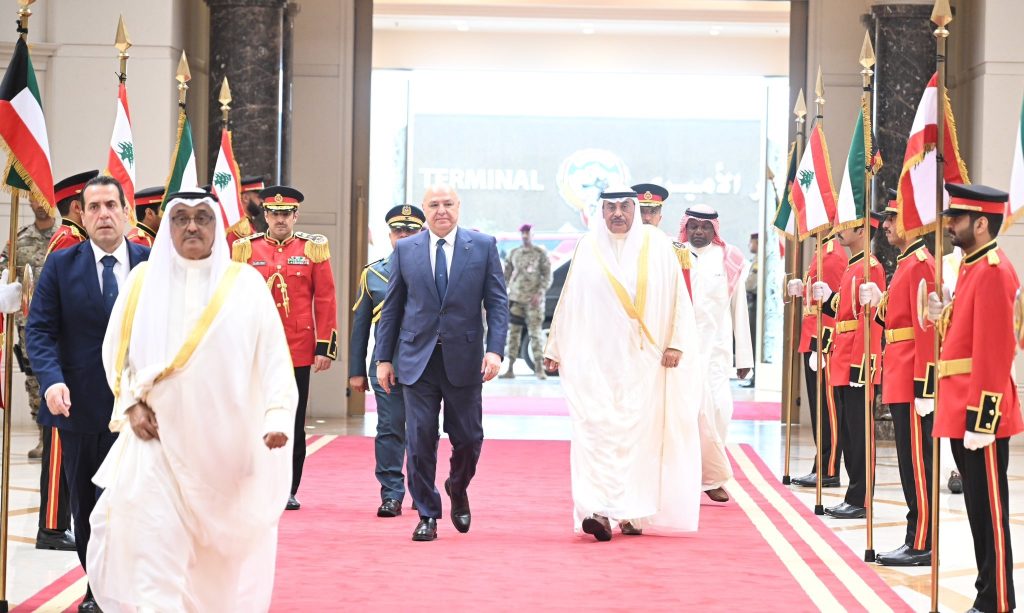 سمو ولي العهد مودعا الرئيس اللبناني - جريدة الوفاق الالكترونية سمو ولي العهد مودعا الرئيس اللبناني