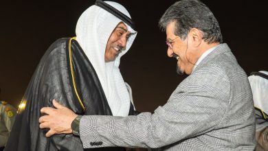 سمو ولي العهد مستقبلا سمو رئيس مجلس الوزراء فور وصوله للبلاد