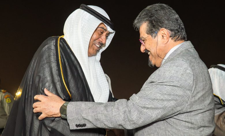 سمو ولي العهد الشيخ صباح الخالد كان في مقدمة مستقبلي سموه - جريدة الوفاق الالكترونية سمو ولي العهد مستقبلا سمو رئيس مجلس الوزراء فور وصوله للبلاد