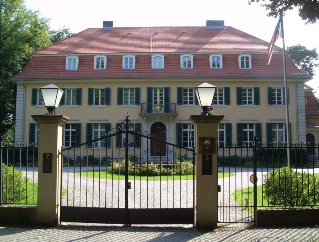 1200px-Kuwait_Embassy_Berlin_-_Mutter_Erde_fec - جريدة الوفاق الالكترونية