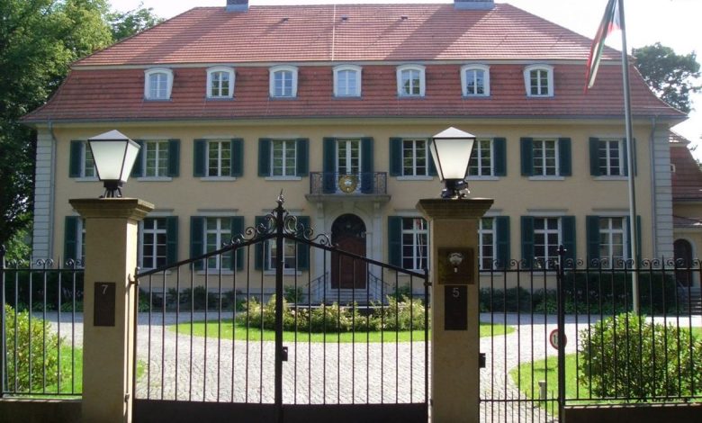 1200px-Kuwait_Embassy_Berlin_-_Mutter_Erde_fec - جريدة الوفاق الالكترونية