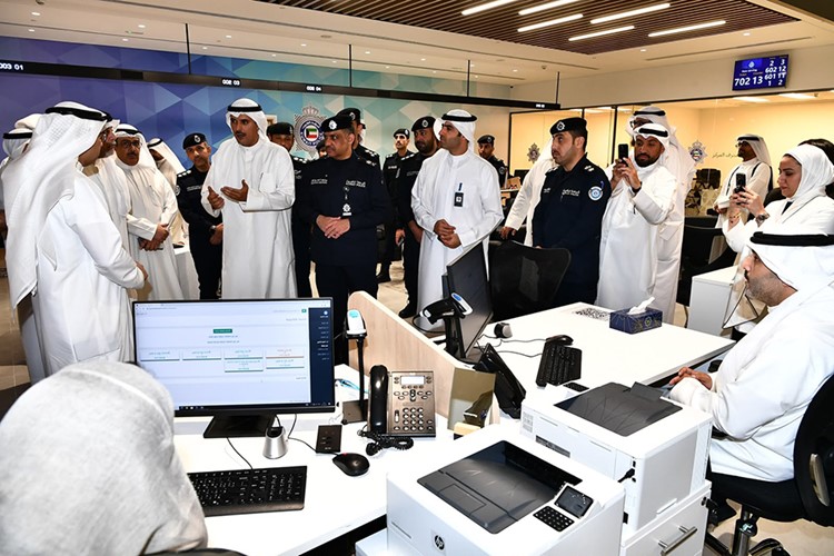 محافظ الأحمدي ووكيل وزارة الداخلية يفتتحان مركز خدمة المواطن في الخيران مول
