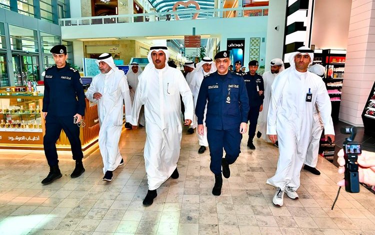 محافظ الأحمدي ووكيل وزارة الداخلية يفتتحان مركز خدمة المواطن في الخيران مول